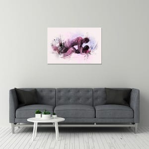 Op de afbeelding: Een rechthoekige wandkunstprint met een gestileerde, abstracte aquarelillustratie van twee figuren in een intieme omhelzing. Het kunstwerk gebruikt tinten diep magenta, paars en zachtroze tegen een lichte, neutrale achtergrond met penseelstreken.