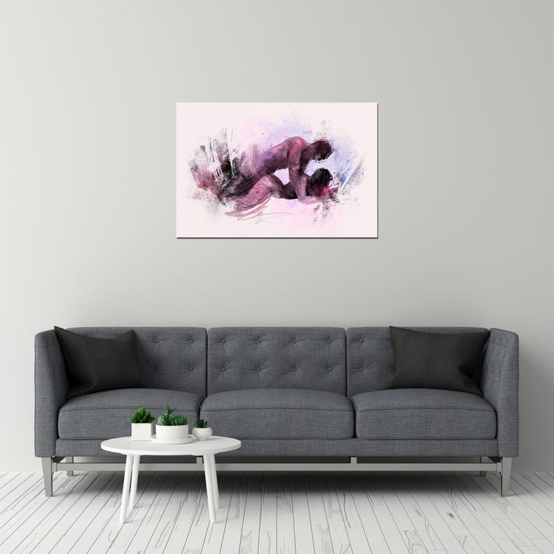 Op de afbeelding: Een rechthoekige wandkunstprint met een gestileerde, abstracte aquarelillustratie van twee figuren in een intieme omhelzing. Het kunstwerk gebruikt tinten diep magenta, paars en zachtroze tegen een lichte, neutrale achtergrond met penseelstreken.