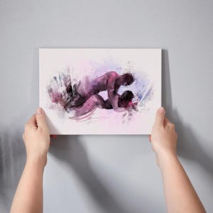 Op de afbeelding: Een rechthoekige canvasprint met een abstracte aquarelillustratie van twee figuren in een intieme omhelzing. Het kunstwerk gebruikt gemengde tinten dieppaars, magenta en zachtblauw tegen een witte achtergrond met zichtbare penseelstreek-effecten.