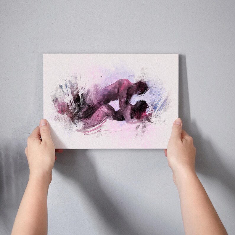 Op de afbeelding: Een rechthoekige canvasprint met een abstracte aquarelillustratie van twee figuren in een intieme omhelzing. Het kunstwerk gebruikt gemengde tinten dieppaars, magenta en zachtblauw tegen een witte achtergrond met zichtbare penseelstreek-effecten.