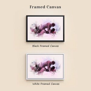 Op de afbeelding: Twee ingelijste canvasprints met een aquarel-stijl illustratie van twee figuren in een intieme omhelzing. De bovenste print heeft een zwarte lijst en de onderste een witte lijst. De tekst "Framed Canvas" staat erboven, met labels eronder.