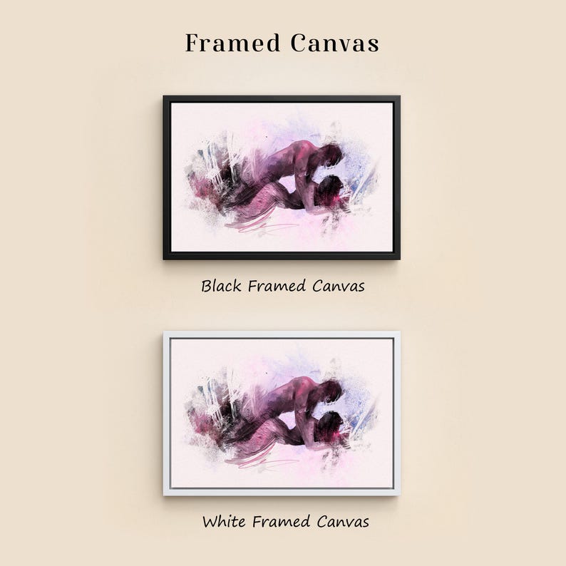 Op de afbeelding: Twee ingelijste canvasprints met een aquarel-stijl illustratie van twee figuren in een intieme omhelzing. De bovenste print heeft een zwarte lijst en de onderste een witte lijst. De tekst "Framed Canvas" staat erboven, met labels eronder.