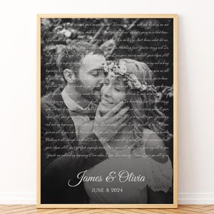 Peut inclure: Impression photo en noir et blanc encadrée d'un couple s'embrassant. Le fond est rempli de texte manuscrit. Les noms "James & Olivia" et la date "JUNE 8. 2024" sont affichés en écriture élégante en bas.
