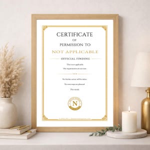 Op de afbeelding: Een ingelijst certificaat met gouden accenten en de tekst "CERTIFICATE OF PERMISSION TO NOT APPLICABLE". Het certificaat bevat de tekst "OFFICIAL FINDING" en andere verklaringen. Een kaars en een vaas staan op de achtergrond.