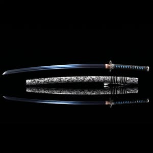 Peut inclure: Un katana avec une lame incurvée bleue et un manche noir avec des accents bleus en forme de losange. Le fourreau est blanc avec un motif moucheté noir et gris. L'épée est présentée sur une surface noire.