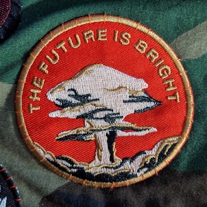 Il futuro è luminoso - Toppa ricamata termoadesiva con bomba nucleare e fungo atomico.