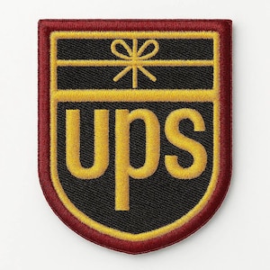 Könnte beinhalten: Gestickter Aufnäher mit dem UPS-Logo. Der Aufnäher hat einen schwarzen Hintergrund mit goldenen Buchstaben und einem goldenen Emblem oben. Der Aufnäher ist von einer bordeauxroten Umrandung eingefasst.