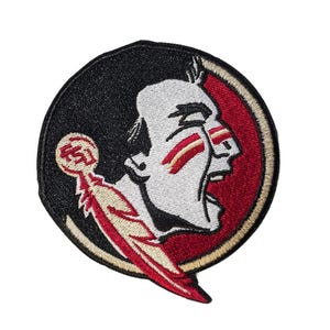 Può includere: Toppa ricamata raffigurante il profilo di un nativo americano con pittura facciale rossa e oro, su sfondo nero. La toppa include le lettere "FS" e un bordo dorato. Adatta per giacche, borse o altri capi d'abbigliamento.