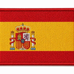 Puede incluir: Parche bordado con la bandera de España. El diseño incluye un borde rojo, una franja amarilla en el centro y una franja roja en la parte inferior. El escudo de armas español está en el centro.