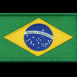 Può includere: Una toppa rettangolare ricamata raffigurante la bandiera del Brasile. Il design include un campo verde, un rombo giallo centrale e un cerchio blu con stelle bianche e il testo ORDEM E PROGRESSO su una fascia bianca al centro.