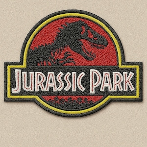 Op de afbeelding: Geborduurde patch met het Jurassic Park-logo. Het ontwerp bevat een zwart dinosaurus skelet silhouet tegen een rode achtergrond, met de woorden "JURASSIC PARK" in witte letters op een zwarte banner, omlijnd in geel.
