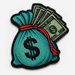 Peut inclure: Un écusson brodé représentant un sac d'argent bleu sarcelle avec un signe dollar noir et un cordon rouge. Trois billets verts de cent dollars sont insérés dans le sac, affichant le nombre 100 et un symbole dollar. L'écusson a une bordure noire.
