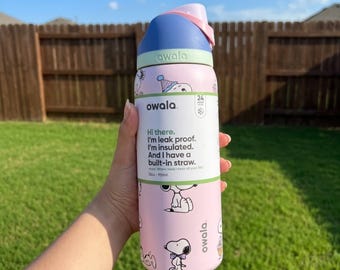 Botella de agua Owala FreeSip de acero inoxidable con aislamiento térmico, color rosa claro, inspirada en Snoopy - Edición limitada con diseño de Snoopy de Peanuts - Nueva en caja