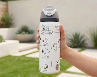スヌーピーをモチーフにしたOwala FreeSip 32オンスウォーターボトル｜ピーナッツ柄の断熱ステンレス製フラスコ｜ジム、旅行、仕事に最適なタンブラー｜ユニークなコレクターギフト