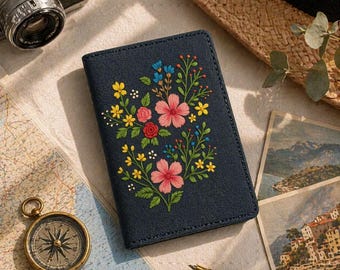 Funda para pasaporte bordada con flores silvestres – Cartera de viaje floral con margaritas, lavanda y amapolas, regalo estético para mujer.