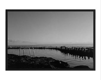 Zwart-witte bergfotografieafdruk – monoliet, minimalistische kunst landschapsfotografie