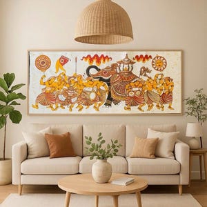 Puede incluir: Una obra de arte rectangular enmarcada que representa una procesión con un elefante y figuras con vestimenta tradicional. La obra utiliza una paleta de colores cálidos de amarillo, naranja y marrón. La escena se desarrolla sobre un fondo crema.