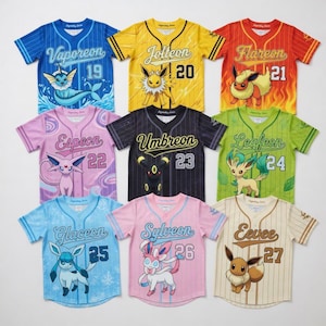 Op de afbeelding: Een collectie van negen baseballshirts met korte mouwen en knoopsluiting, voorzien van diverse Pokémon-personages zoals Vaporeon, Jolteon, Flareon, Espeon, Umbreon, Leafeon, Glaceon, Sylveon en Eevee, elk met een unieke kleur, naam en nummer.