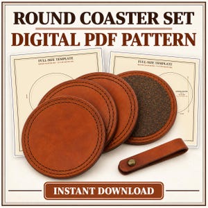 Puede incluir: Un patrón digital en PDF para un juego de posavasos redondos con el texto ROUND COASTER SET DIGITAL PDF PATTERN e INSTANT DOWNLOAD. La imagen muestra tres posavasos redondos de cuero marrón con bordes cosidos y una correa de cuero.