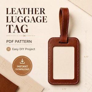 Peut inclure: Une étiquette de bagage en cuir marron avec une fenêtre rectangulaire et une sangle. Le texte indique LEATHER LUGGAGE TAG, PDF PATTERN, EASY DIY PROJECT et INSTANT DOWNLOAD. Les dimensions sont de 10,8 cm de hauteur et 7 cm de largeur.