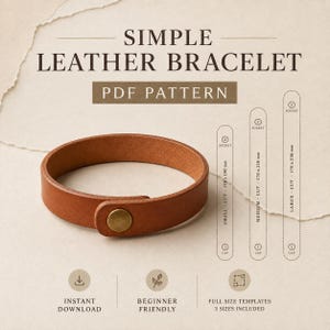 Könnte beinhalten: Ein beiges Lederarmband mit einem Messing-Druckknopfverschluss. Der Text lautet SIMPLE LEATHER BRACELET PDF PATTERN. Drei Größenvorlagen sind abgebildet: Small 170x190 mm, Medium 170x210 mm und Large 170x230 mm, jeweils mit Sockel- und Kappenangaben.
