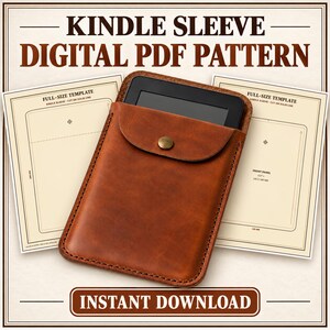 Puede incluir: Una funda de cuero marrón para Kindle con solapa y un botón a presión color latón, mostrada frente a dos plantillas de papel crema etiquetadas KINDLE SLEEVE DIGITAL PDF PATTERN e INSTANT DOWNLOAD con líneas de corte y texto visibles.