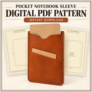 Op de afbeelding: Een bruine lederen hoes voor een zaknotitieboekje met een voorvak voor pasjes, met daarin een klein notitieboekje. Achter de hoes liggen twee papieren sjablonen met de tekst POCKET NOTEBOOK SLEEVE DIGITAL PDF PATTERN en INSTANT DOWNLOAD.