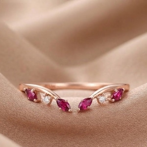 Ehering mit Rubin im Marquise-Schliff, einzigartiger geschwungener Ehering aus Roségold mit Diamanten, Vintage-Art-Deco-Brautring, offener Stapelring, Verlobungsgeschenk für die Liebe