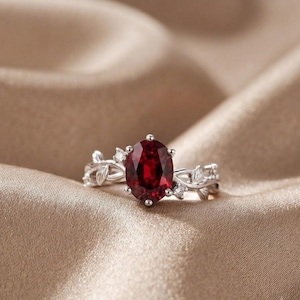 Oval Lab Created Ruby Leaf Vine Ring, Förlovningsring i 14k Vitt Guld