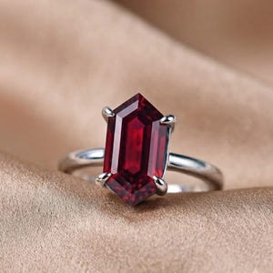 Anel Hexagonal com Rubi, Anel de Noivado, Anel Minimalista Marcante, Anel Delicado com a Pedra de Nascimento de Julho, Presente para Ela, Anel de Aniversário e Promessa de Casamento
