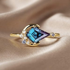 Kite Cut Alexandrite Ring, Celestial Moon Ring, Asymmetric Gemstone Ring, Dainty Stacking Ring, Unique Engagement Ring, Gift For Her