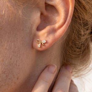 Boucles d'oreilles nœud en or 14 carats étanches | Puces d'oreilles ruban diamant délicates | Bijou minimaliste en or pour femme | Petites boucles d'oreilles nœud | Cadeau style coquet