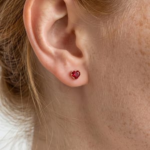 Vattentäta örhängen med röda hjärtan | Örhängen med rubinhjärta i 14 karat guld | Minimalistiska romantiska smycken | Små örhängen med röda ädelstenar | Present till henne