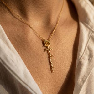 Dainty Silver Birth Flower Name Pendant, Custom Vertical Script Necklace, Elegant Personalized Floral Keepsake, Gift for Mom Sister Friend