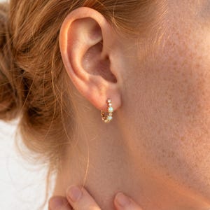 Waterdichte opaaloorbellen, gouden Huggie-oorbellen, sierlijke gouden hoepels met opaal, minimalistische sieraden, geboortesteen oktober cadeau voor haar, hoepels