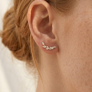 Pendientes trepadores de oro de 14k con forma de hoja, pendientes trepadores con diamantes talla marquesa, pendientes con diseño botánico de enredadera, joyería nupcial minimalista, delicados pendientes trepadores de oro.