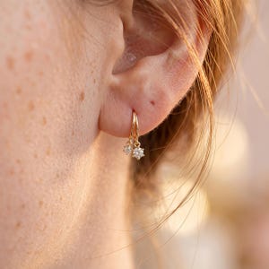 Pendientes de aro pequeños de oro de 14 quilates resistentes al agua con dijes de diamantes / Aros pequeños y delicados / Joyería minimalista / Aros de oro para mujer / Regalo para ella