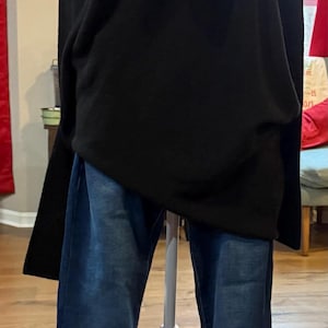 Jeans mit Blumennieten und festlicher Krawatte
