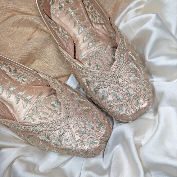 Peach Punjabi jutti,Handcrafted Khussa shoe,Handmade leather, Bellies, Ballerinas, Embellished Mojaris, Indian flats