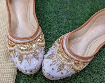 White Handcrafted Punjabi Jutti, Cream Embellished Indian Khussa Mojaris Bridal Flats, Bellies shoes
