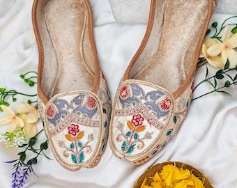 Jutti punjabi color crema hechos a mano, zapatos Khussa bordados, mojaris nupciales, zapatos planos étnicos indios