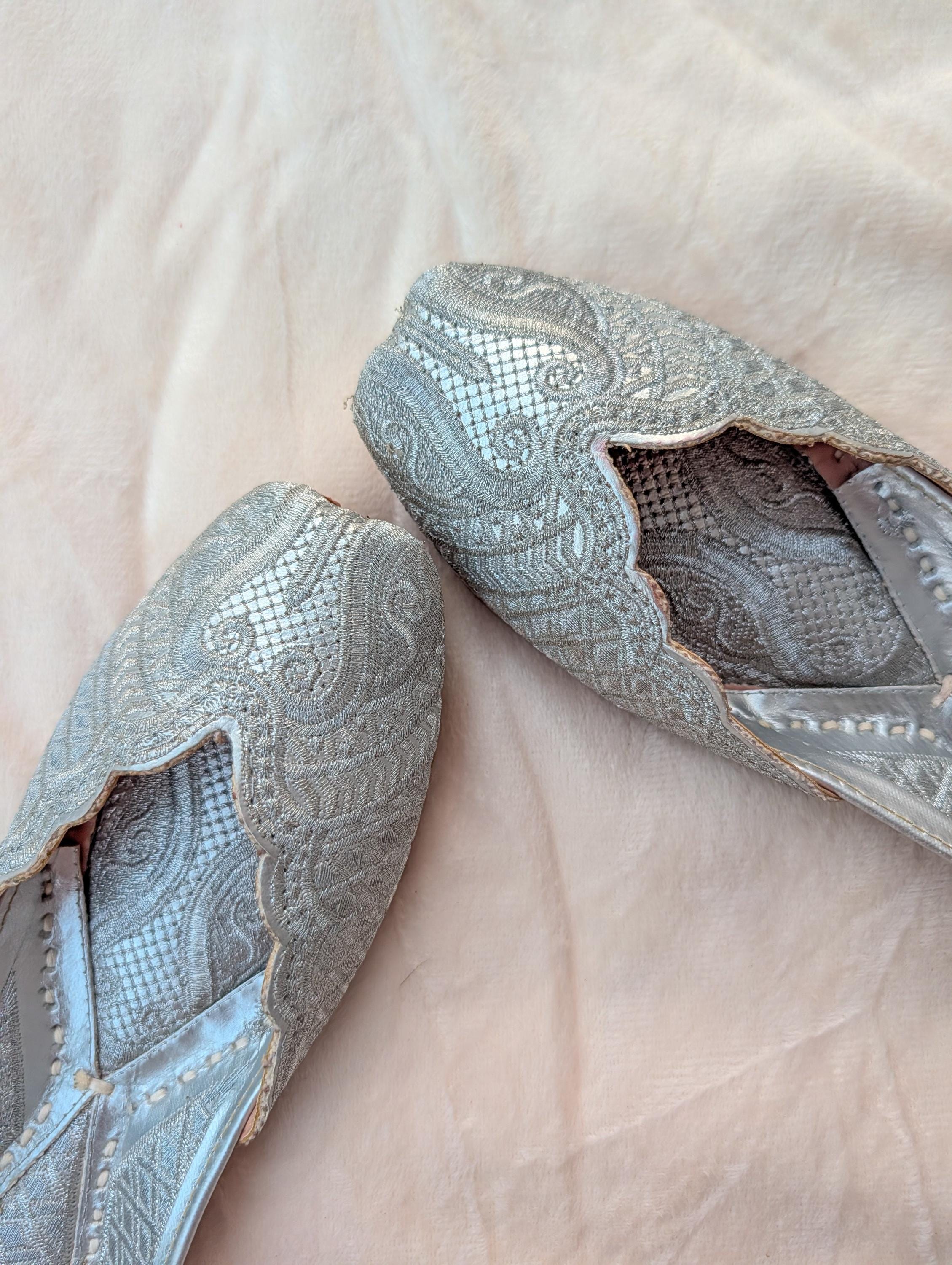 Silver Punjabi jutti, Handcrafted Embellished Mojaris Khussa shoe,…