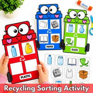 Könnte beinhalten: Ein farbenfrohes Recycling-Sortierspiel mit drei Behältern mit den Aufschriften "Kunststoff", "Papier" und "Glas". Jeder Behälter hat ein Gesicht und Herz-Akzente. Enthält Sortierkarten mit Bildern von recycelbaren Gegenständen. Der Text "Recycling Sorting Activity" steht unten.