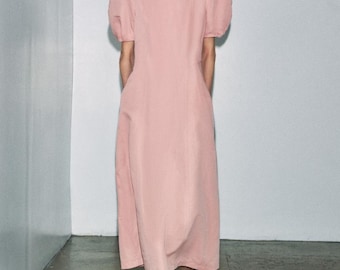Rosa midiklänning med puffärmar, linneblandning, sommar, avslappnad elegant stil