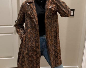 Gabardina vintage de piel de serpiente para mujer / Chaqueta con estampado de pitón marrón / Abrigo de piel sintética con cinturón / Prenda exterior estilo retro de los años 90