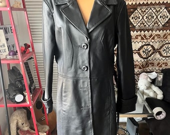 Gabardina de piel de oveja negra para mujer / Abrigo largo de piel auténtica / Chaqueta minimalista de los años 90 / Abrigo negro vintage / Ropa de abrigo para otoño e invierno