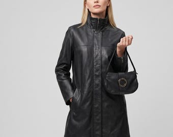 Abrigo de piel negro para mujer, con cremallera, cuello alto, estilo minimalista, largo medio, corte ajustado, elegante, abrigo de invierno moderno, regalo para ella.