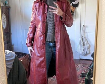Gabardina de piel color granate para mujer / Abrigo largo de piel de oveja hecho a mano / Abrigo de piel estilo vintage de los años 80 / Regalo perfecto para ella