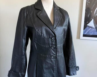 Gabardina de piel de oveja negra para mujer, abrigo minimalista gótico de los años 70 hecho a mano, prenda vintage, regalo perfecto de invierno.
