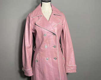 Gabardina de cuero rosa floreada hecha a mano para mujer, chaqueta larga de piel de oveja con cinturón, abrigo de invierno gótico clásico cruzado, regalo de lujo para ella